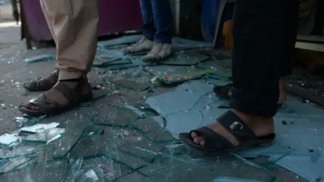 برید د څېرمه ودانیو ښیښې ماتې کړې دي