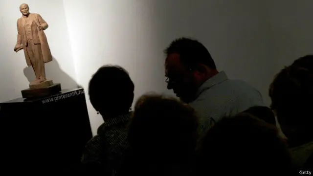 Tượng Lenin trong một buổi bán đấu giá ở Hungary hồi 2010