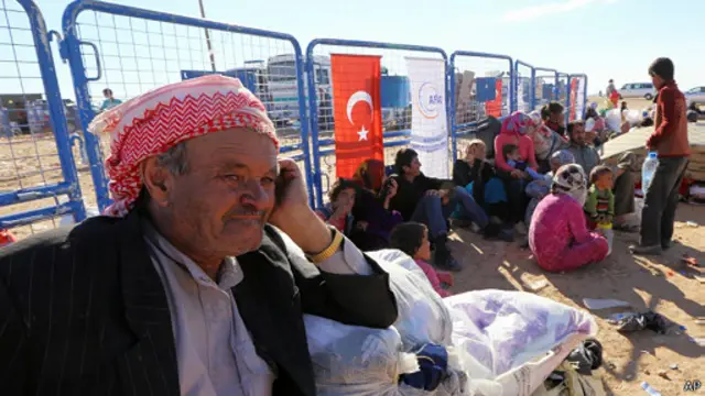 هزاران آواره جنگ کردها و داعش به مرزهای ترکیه و سوریه پناه آوردهاند