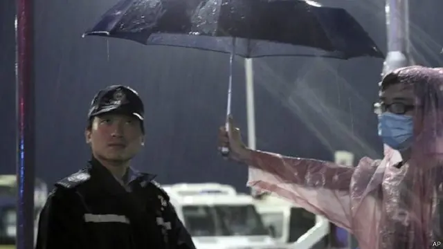 حماية الشرطة من المطر..وصف محتجو هونغ كونغ بأنهم "الأكثر تهذيبا" في وسائل الإعلام الاجتماعية