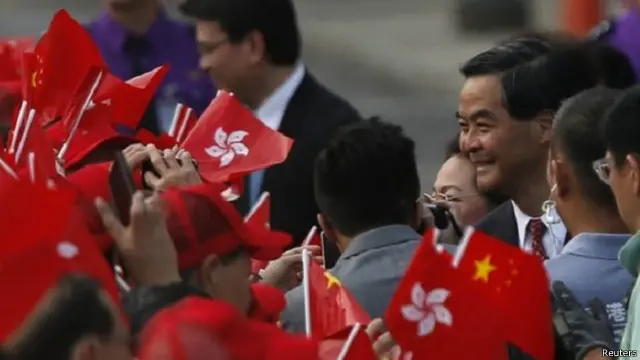 الرئيس التنفيذي لهونغ كونغ سي واي ليونغ ( الثالث إلى اليمين) لم يشر بشكل محدد إلى الاحتجاجات في كلمته