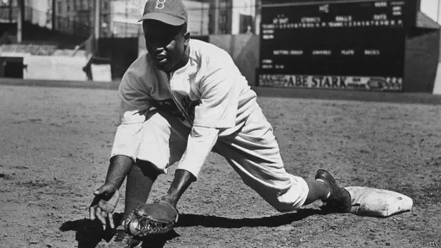 Jackie Robinson fue el primer pelotero afroamericano en jugar en las ligas mayores del béisbol de Estados Unidos en 1947.