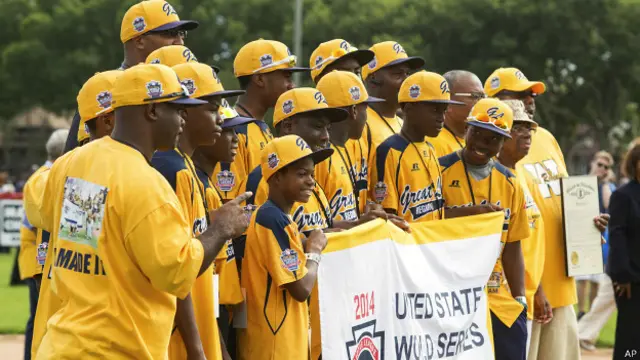 Los integrantes del equipo afroamericano de la liga oeste Jackie Robinson, en Chicago, celebran el título conseguido en la Serie Mundial de las Pequeñas Ligas de EE.UU.