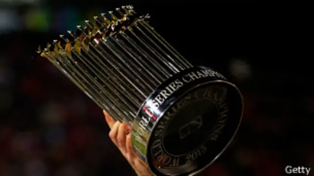 El anhelado trofeo que coronará al campeón de la Serie Mundial del béisbol de las Grandes Ligas, que comenzará el 21 de octubre.