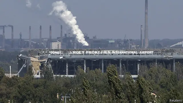 Baku tembak antara milisi pro-Ukraina dan pro-Rusia menyebabkan Bandara Donetsk hancur.