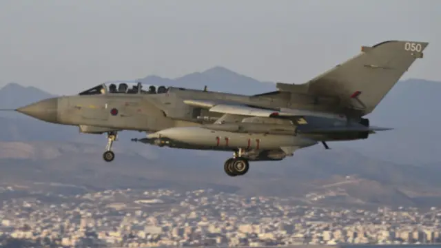 在伊拉克政府的要求下，英国议会批准英国战机参加针对“伊斯兰国”武装的空袭。