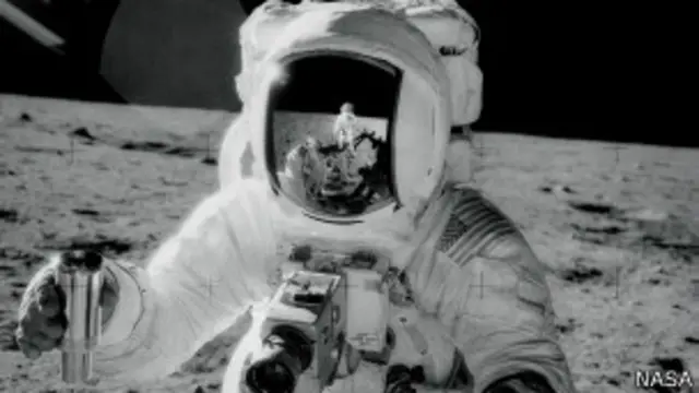 Alan Bean en la Luna, con una cámara Hasselblad colgada de su traje. En el visor del casco se ve a Pete Conrad.