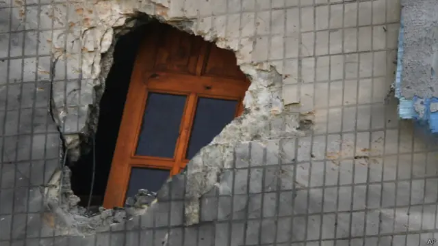 Отверстие в стене от снаряда