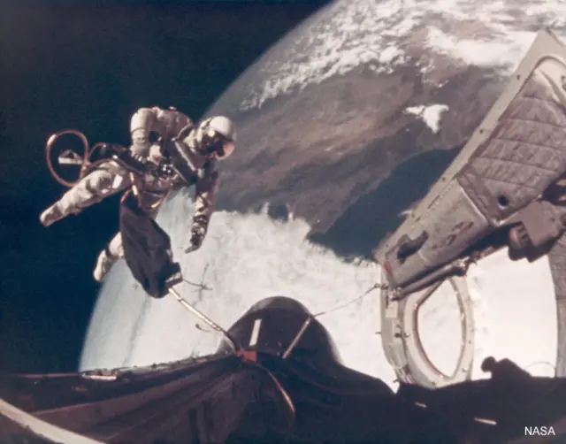 Ed White en el espacio