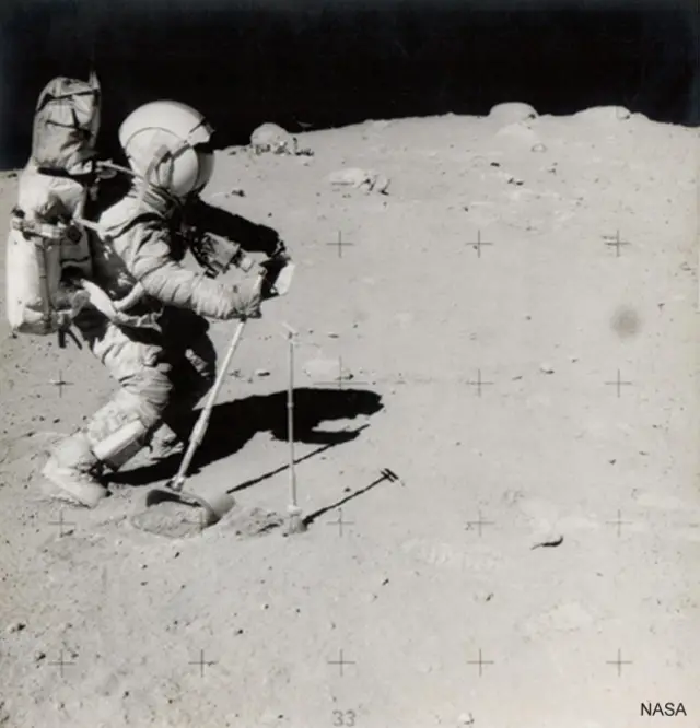 John Young en la Luna