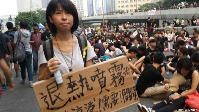 Joven reparte desodorante para la ropa