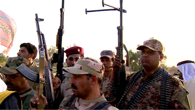 يقالتل متطوعون وأبناء العشائر الى جانب القوات الحكومية لاستعادة السيطرة على المناطق الخاضعة لتنظيم الدولة.