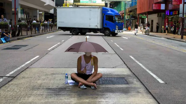 Manifestante solitario en las calles de Hong Kong