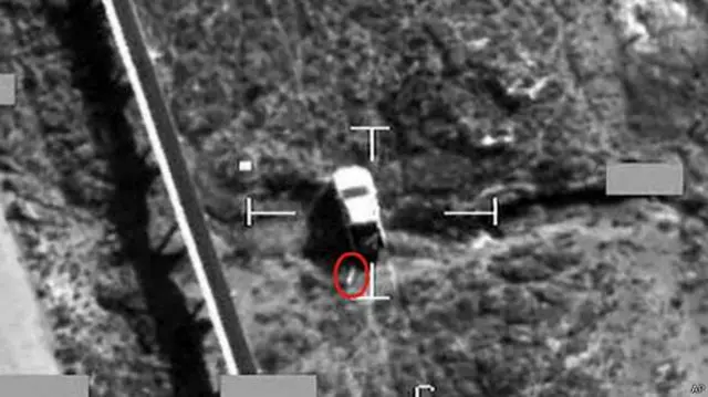 英国国防部提供的录像显示，皇家空军战机周二对一辆轻型武装卡车进行打击。 