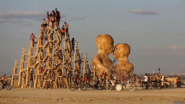 В местах большого скопления людей (на фото - фестиваль Burning Man) порой сложно пользоваться мобильной связью