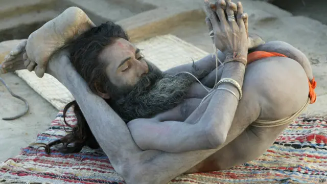 योग करता भारतीय साधु