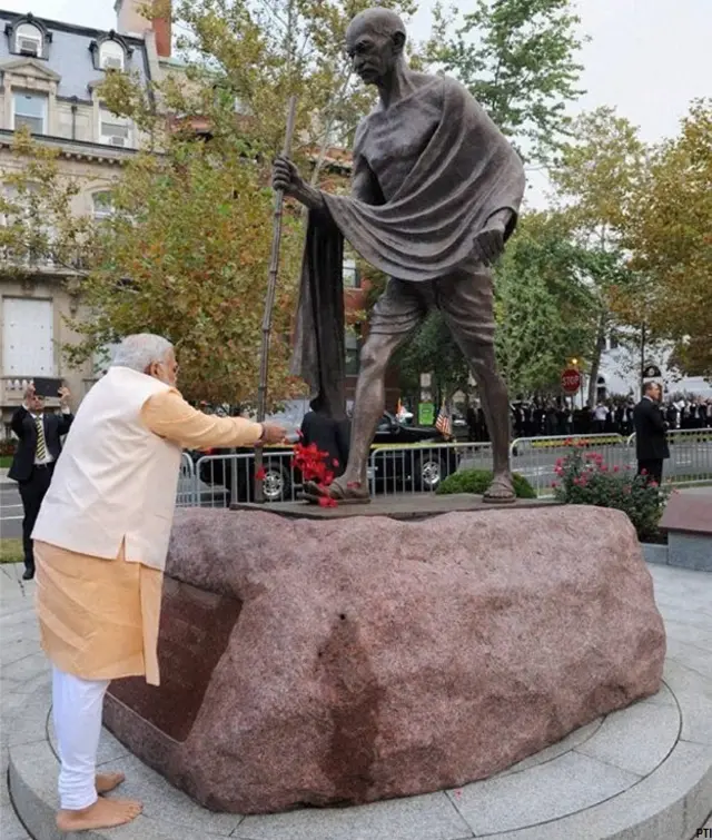 महात्मा गांधी की प्रतिमा पर श्रद्धा सुमन अर्पित करते नरेंद्र मोदी.