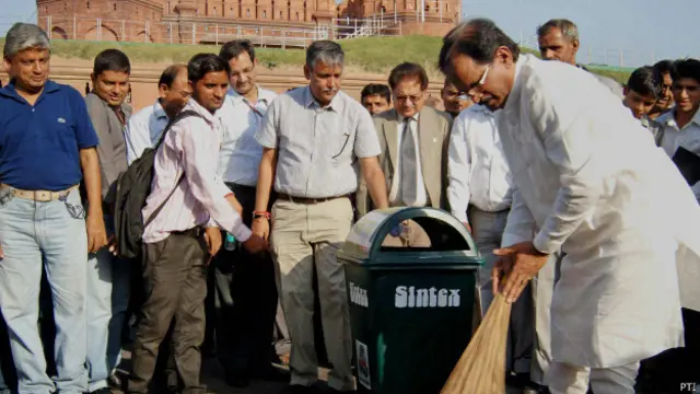 تمام سرکاری دفاتر میں جھاڑو، ڈسٹر اور ردی کی ٹوکریاں بڑے پیمانے پر خریدی گئی ہیں