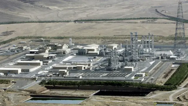 ایران کے مطابق اس کا جوہری پروگرام پرامن مقاصد کے لیے ہے جبکہ اس کے جوہری پروگرام کو شک کی نظر سے دیکھتا ہے