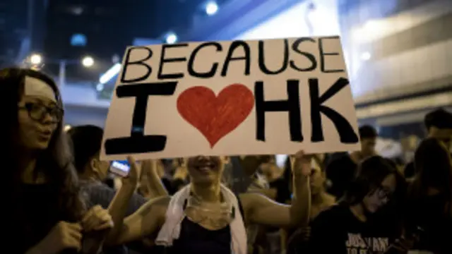 گزارش می شود که در طول شب حدود سه هزار تظاهرکننده در اطراف دفتر آقای لئونگ تجمع کردند