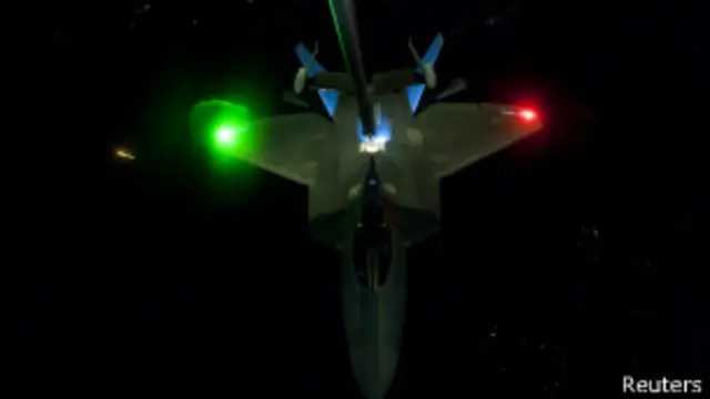 ဆီးရီးယားက IS ပစ်မှတ်ကို သွားရောက် တိုက်ခိုက်မယ့် ကန် လေယာဉ်တစီး ကောင်းကင်မှာ ဆီဖြည့်စဉ်။