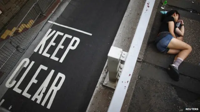 برخی از تظاهر کنندگان برای جلوگیری از رفت و آمد به نقاط کلیدی هنگ کنگ شب را در خیابان خوابیدند