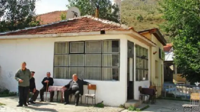 بعض سكان قرية بورد وهم يشاهدون المارة من السياح