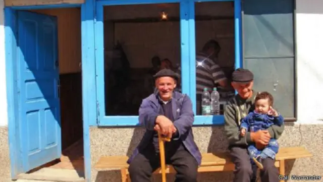 في شوارع قرية بورد وسط سكانها الذين يرحبون بالسياح