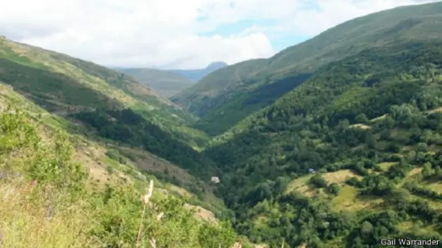 جبال سار التي تكتسي بالخضرة كما تبدو من قرية بورد. 