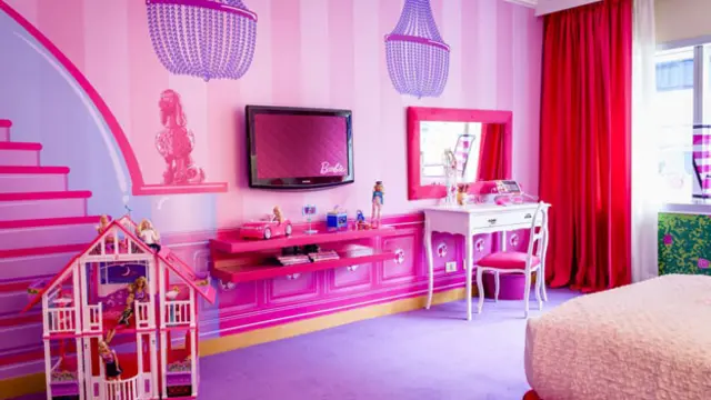 Di kamar itu juga ditempatkan televisi yang menampilkan film tentang Barbie.