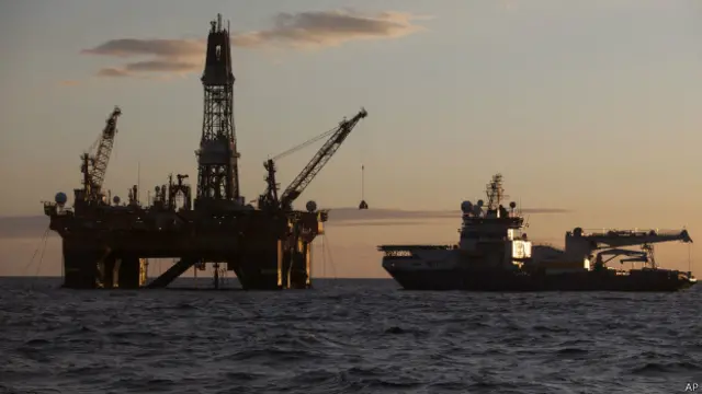 Больше всего, говорят эксперты, Россия зависит от иностранного оборудования в сфере шельфового бурения