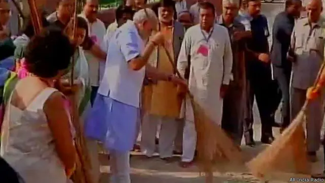 स्वच्छ भारत में शिरकत करते हुए मोदी