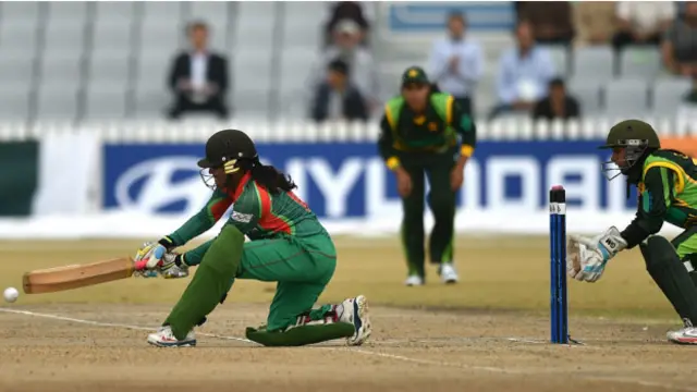 एंचियोन एशियाड की विजेता पाकिस्तानी क्रिकेट टीम की खिलाड़ी एक्शन में.