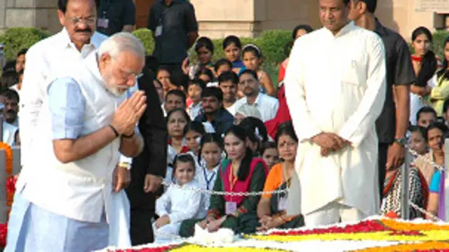 राजघाट पर महात्मा गांधी को श्रद्धांजलि देते प्रधानमंत्री नरेंद्र मोदी