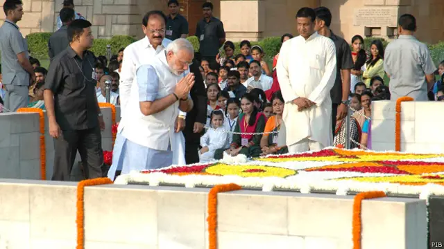 नई दिल्ले के राजघाट पर महात्म गांधी को श्रद्धांजिल देते प्रधाममंत्री नरेंद्र मोदी