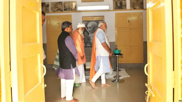  वाल्मीकि मंदिर का मुआयना करते प्रधानमंत्री नरेंद्र मोदी