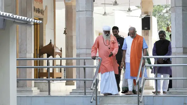  वाल्मीकि मंदिर के पुजारी के साथ प्रधानमंत्री नरेंद्र मोदी.