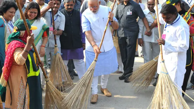 नई दिल्ली की वाल्मीकि बस्ती में झाड़ू लगाते प्रधानमंत्री नरेंद्र मोदी