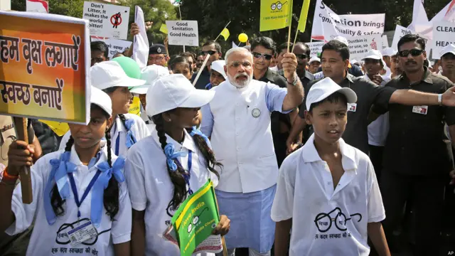 बच्चों की एक दौड़ में शामिल प्रधानमंत्री नरेंद्र मोदी