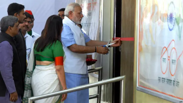 प्रधानमंत्री नरेंद्र मोदी वाल्मीकि बस्ती में इको फ़्रैंडली शौचालय का उद्घाटन करते हुए 