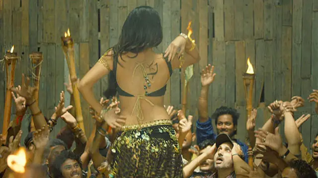 ہم فلموں میں موضوع، کہانی، الفاظ، گیت، موسیقی کے نئے تجربات تو کر سکتے ہیں لیکن جو گلیمر پیدا کرنے کی کوشش کر رہے ہیں وہ ممکن نہیں