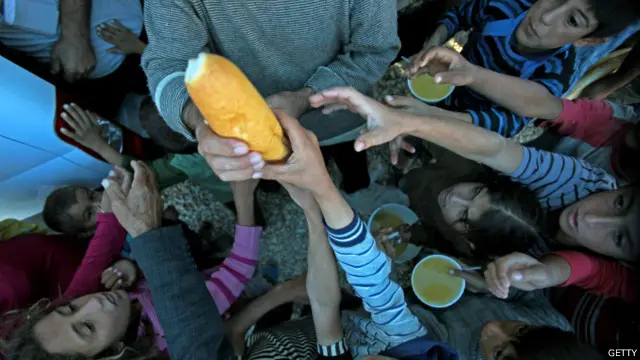 أطفال من أكراد بلدة كوباني السورية لجأوا إلى مدرسة في منطقة سوروتش، جنوب شرقي تركيا.