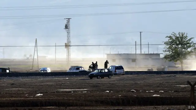 مسلحون يعتقد أنهم من تنظيم "الدولة الإسلامية" في دورية بقرية ميرت اسماعيل، على الجانب السورية من الحدود.