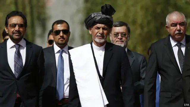 آقای مسعود (چپ) می‌گوید که اشرف غنی (وسط) در اصول نظام پارلمانی را پذیرفته بود