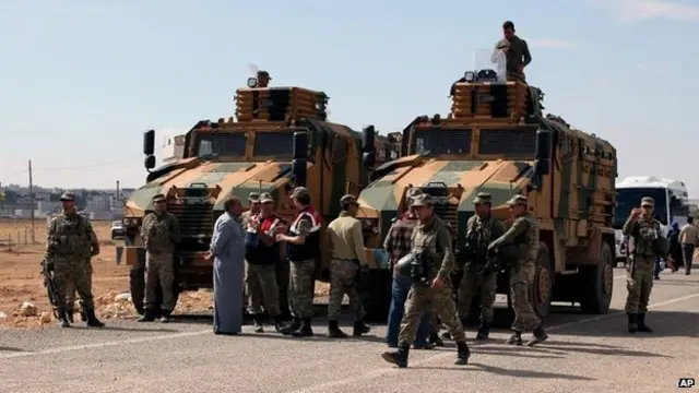 ترکي ځواکونو د اسلامي دولت جنګیالیو له وېرې له سوریې سره پر پوله ټانکونه او مهمات ځای پرځای کړي