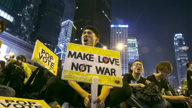 ہانگ گانگ میں جمہوریت کے حامی نوجوانوں کے مظاہرے جاری ہیں۔ مظاہرین کے ایک طالبعلم رہنمانے دھمکی دی ہے کہ اگر ان کے مطالبے تسلیم نہ ہوئے تو وہ سرکاری عمارتوں پر قبضہ کرلیں گے۔