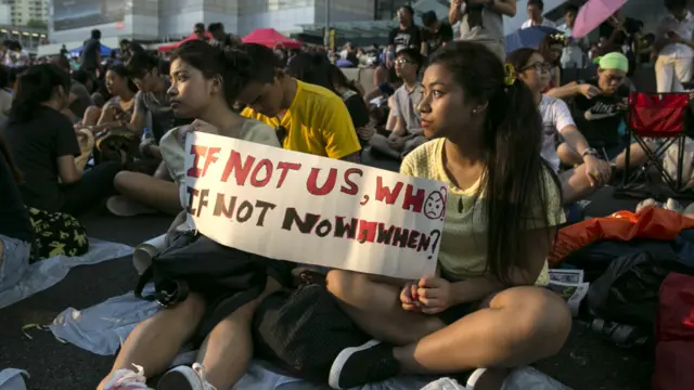 مظاہرین کا مطالبہ ہے کہ 2017 میں ہانگ کانگ میں ہونے والے انتخابات میں امیدواروں کے انتخاب کے عمل میں چین کی مداخلت نہیں ہونی چاہیے۔