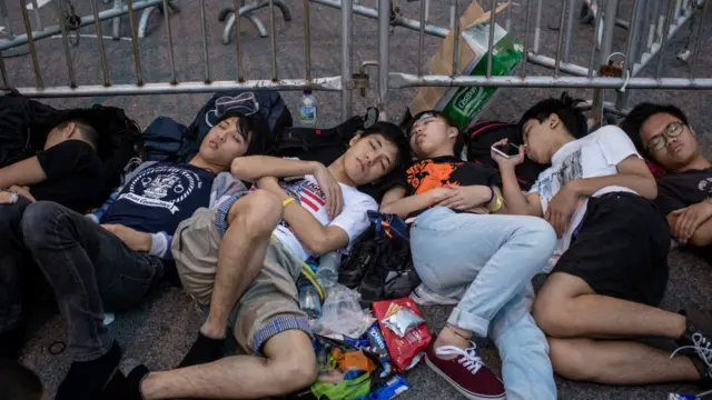 ہانگ کانگ کے مرکزی علاقے میں کئی روز سے جاری مظاہروں میں مظاہرین سڑکوں پر راتیں گزار رہے ہیں۔