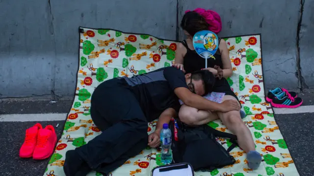 بی بی سی کی نامہ نگار جولیانا نےاطلاع دی ہے کہ بدھ کو قومی تعطیل کی وجہ سے لوگ اپنے بیوی بچوں کے ساتھ سڑکوں پر موجود تھے۔ 