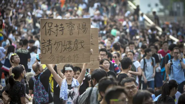 مظاہرین کی اکثریت یونیورسٹی اور کالجوں کے طالبعلموں کی ہے جنھیں خدشہ ہے کہ چین ان کی آزادی پر قابض ہونے والا ہے۔